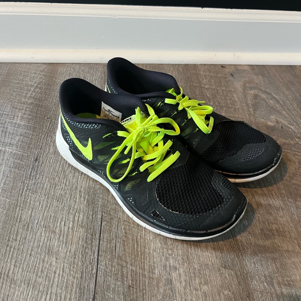Nike Free Run Black and Neon Yellow Athletic Shoe - Picture 8 of 8